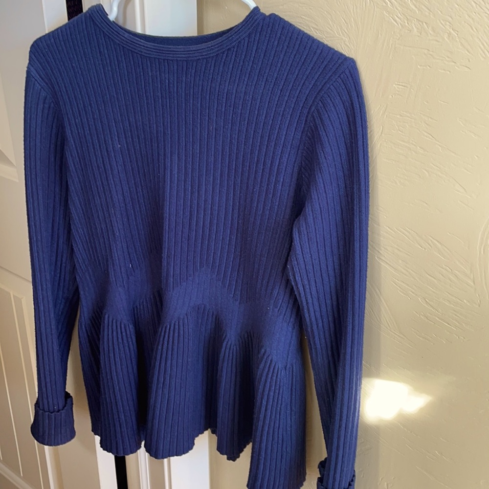 Lovely blue sweater with round neck.